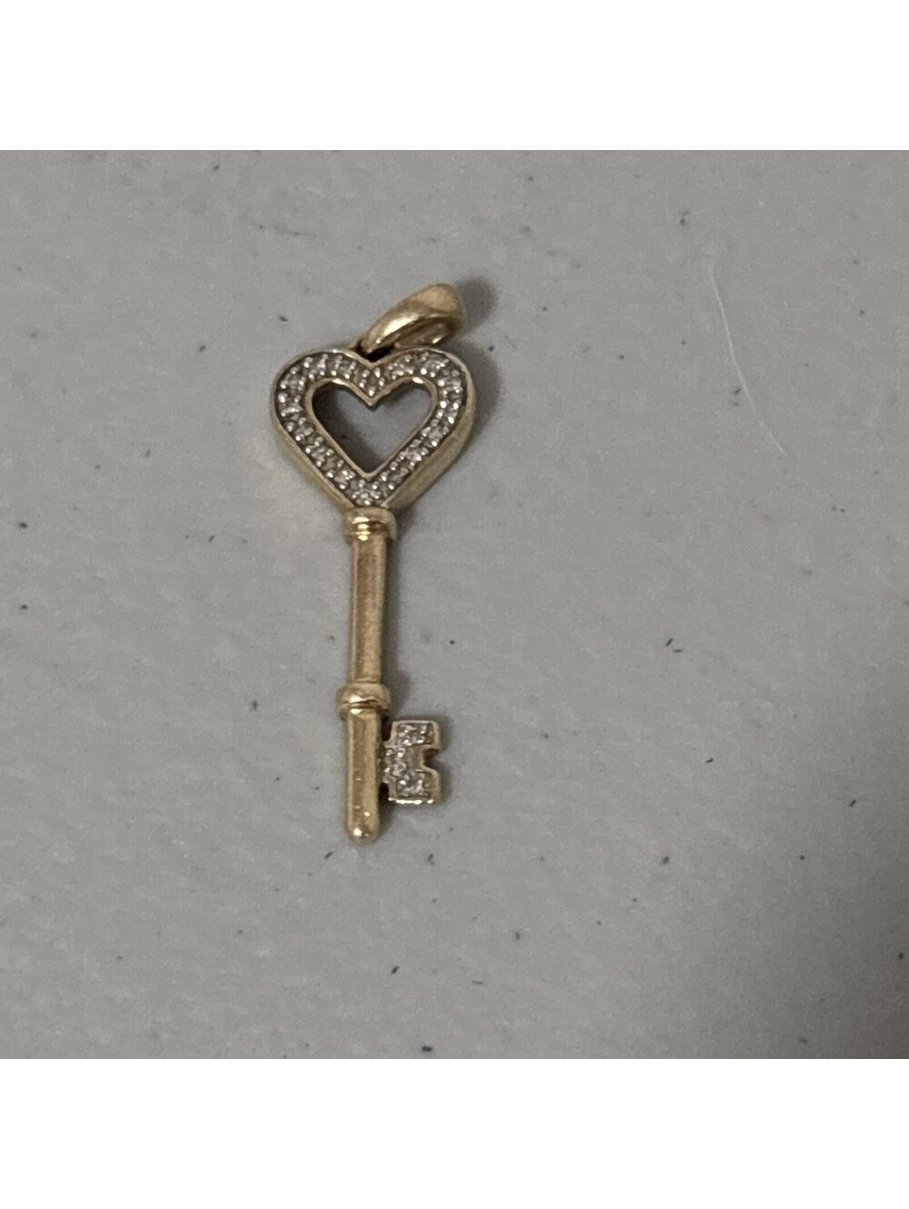 14K Yellow Gold Key Charm Pendant Pre Owned 1.69 grams - Picture 5 of 6